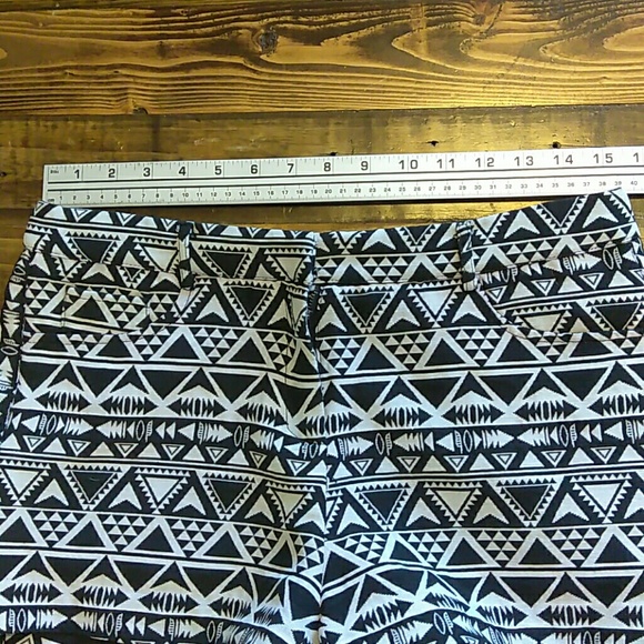 Black and white aztec tribal shorts forever21 size medium - Picture 6 of 9